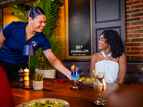Café the Plaza – All-Day Dining, Live Music & Sports in the Heart of Oranjestad